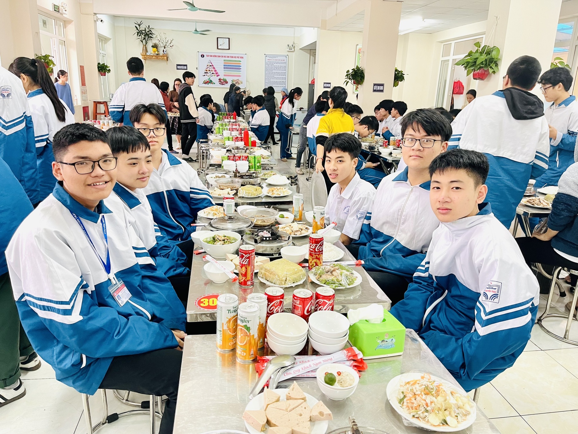 Tiệc tất niên tưng bừng của học sinh nội trú và bán trú trường chuyên Nguyễn Trãi.